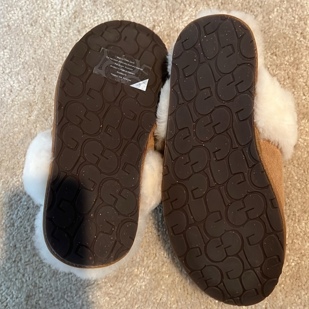 UGG slippers size 9 - Picture 3 of 4